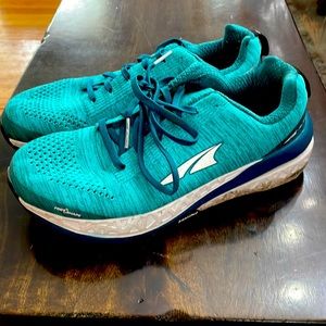 Womens size 10. Altra Paradigm 4.5 Teal Color. Pre-owned.